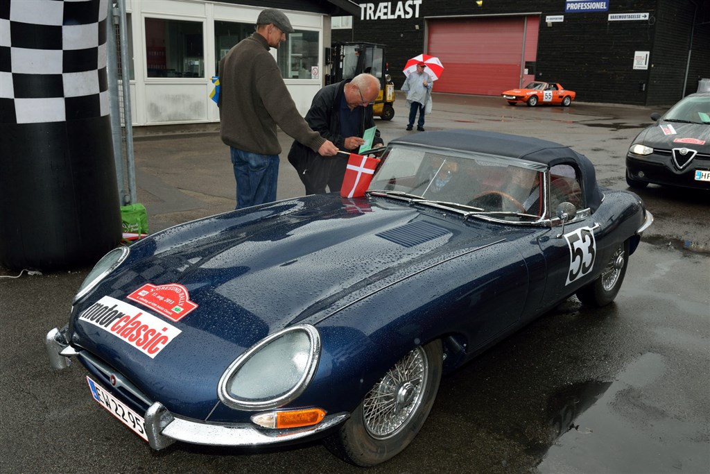 I turistklassen for deltagere, der er uerfarne inden for rally, finder man Peter Mikkelsen og Kirsten Sørensen i denne flotte Jaguar
(Foto: Michael Eisenberg)